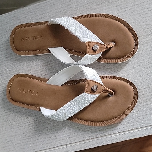 Nautica Flip Flops - Picture 2 of 7